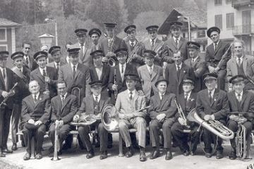 Foto di gruppo in occasione della festa di Santa Cecilia 1982 (coll. Soc. Filarmonica) 